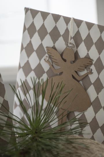 Englen måler: B: 0,01* H: 16,5* L: 8,5cm og er lavet i papir. Englen er brun med en guldfarvet glorie, og har to guldfarvede hjerter i hver hånd. Derudover er der en lille snor til ophæng.