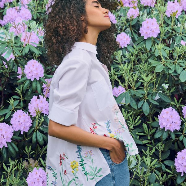 Hvid skjorte - Broderede blomster - NOEN