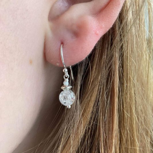 Øreringe med bjergkrystal og månesten.