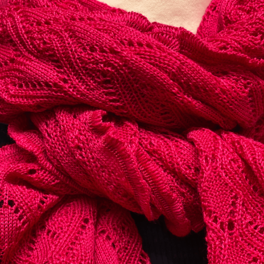 Lilly tørklæde i farven magenta fra Invero