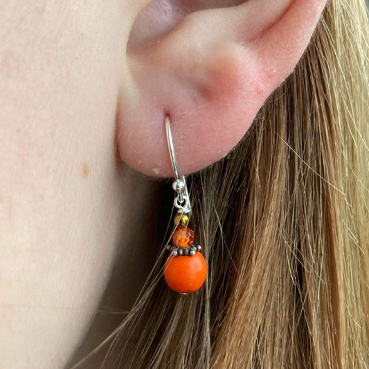 Sølv øreringe med magnesit og hæmatit