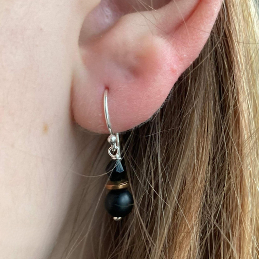 Øreringe med jaspis og hæmatit