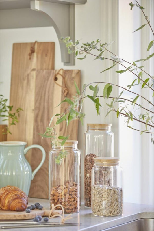 Glaskrukke m/ Bambuslåg 1750ml. - Stor 0639-00 - Ib Laursen Elsker du at organisere dit køkken? Her er en dekorativ krukke til dine tørvarer. Krukken måler H: 26,5 Ø: 9,8cm og kan indeholde 1750ml.