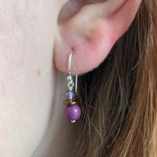 Ørering med jade, hæmatit og ametyst.