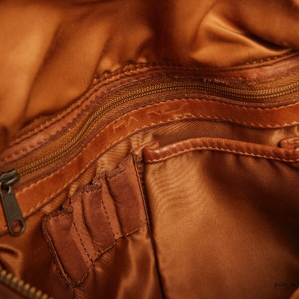 Pia Ries Crossbody cognac med lynlås i front