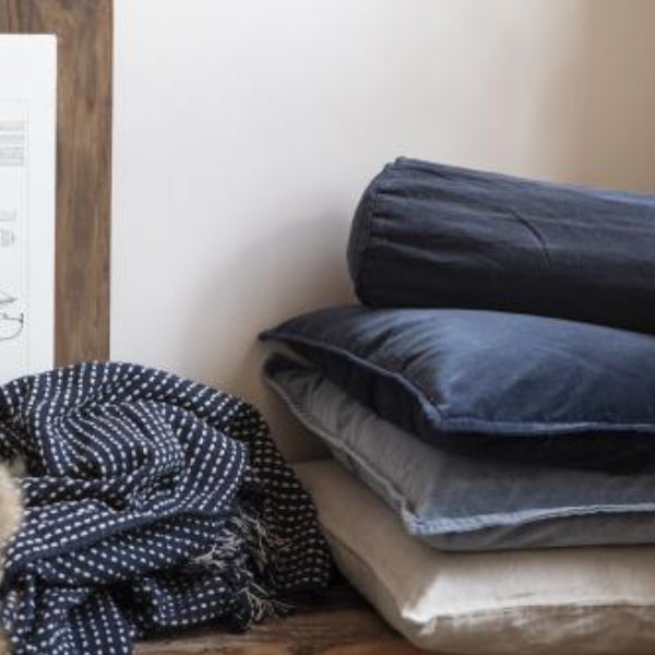 Velour pude med fyld - Midnight blue - Ib Laursen