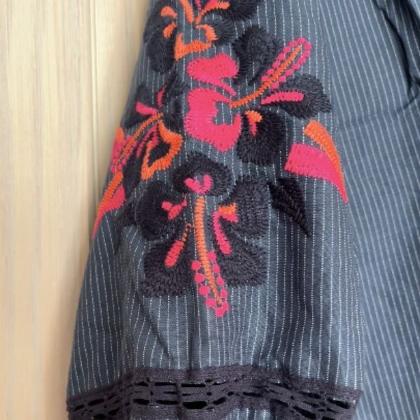 Boheme bluse - Blå m. pink broderi - Qnuz