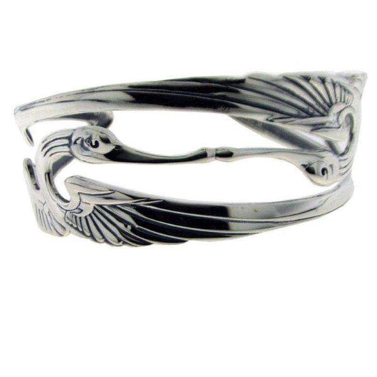 To svaner, kærlighedens fugle, viser her deres glæde og hengivenhed i et kys.. Dette smykke er fra den sene middelalder - men et fantastisk smukt smykke. 