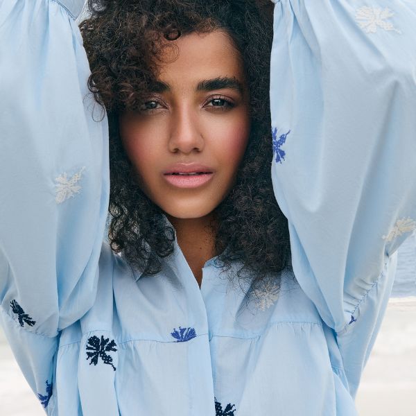 Skjorte m. broderi - Bleg blå - NOEN