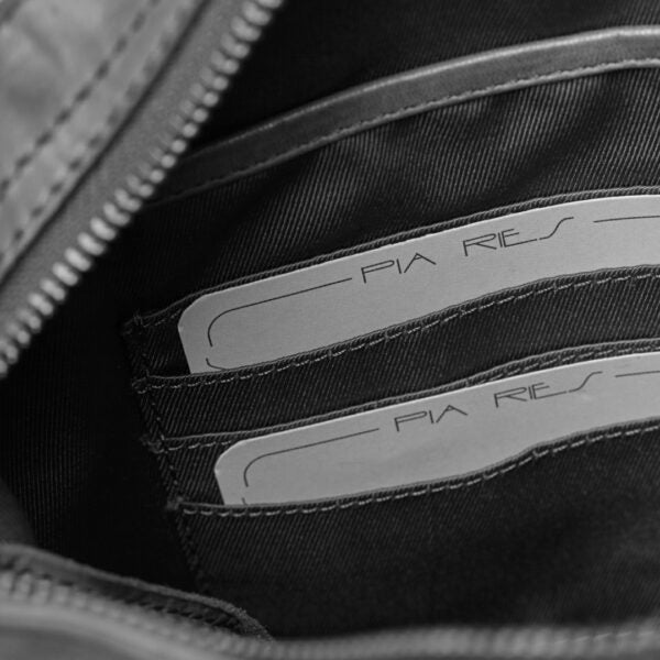 Pia Ries sort rummelig crossbody taske 054-1