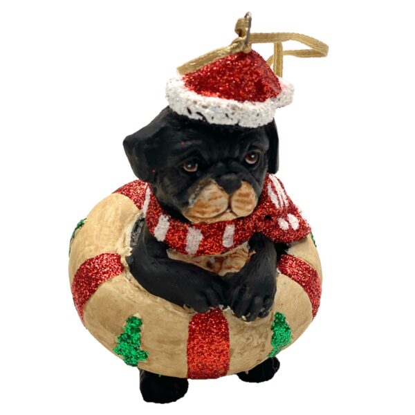 Hund med redningskrans Juleophæng med glimmer i rødt og guld. Hund med nissehue og redningskrans i rød, guld og glimmer. Brug figurerne til at hænge i dit hjem og skabe glæde og stemning. Hæng den f.eks. i en troldhasselgren i stuen eller i vinduet eller ned fra lampen i hjørnet i køkkenet. Der er flere af modellerne, som børn vil elske, så også børneværelset er oplagt. Mange af figurerne kan også bruges til julepynt. Højde: 8 cm