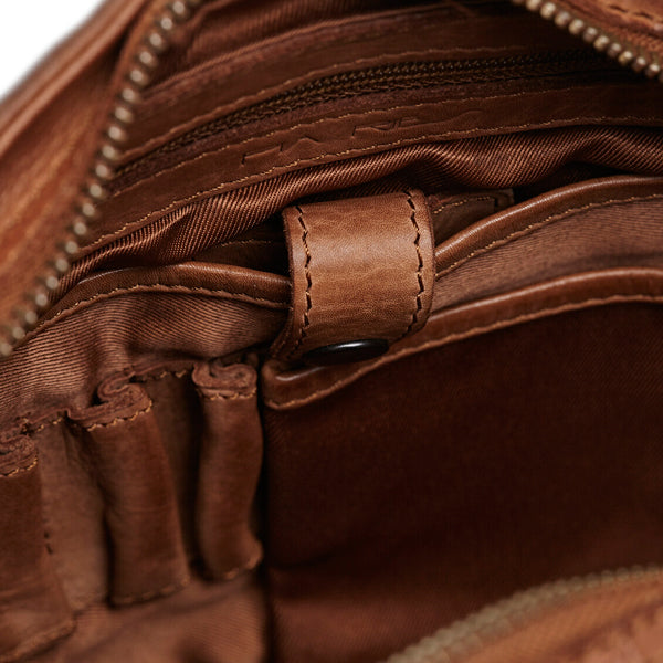 Pia Ries crossbody taske med lynlås i cognac farvet kalveskind