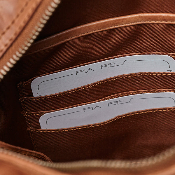 Pia Ries crossbody taske med lynlås i cognac farvet kalveskind