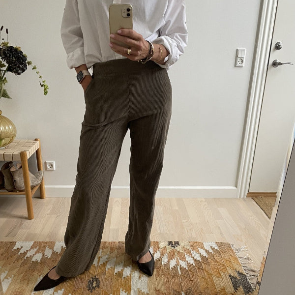 Victoria bredriflet fløjlsbukser - Fango - Amaze Cph.