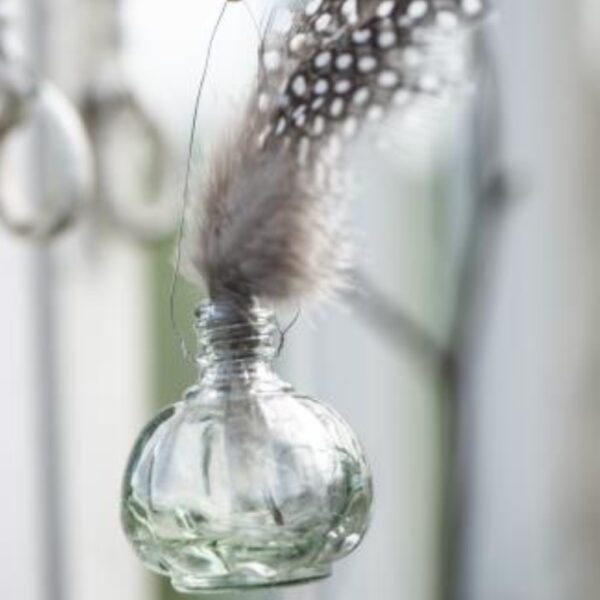 Mini flaske med ophæng fra Ib Laursen En lille sød vase fra Ib Laursen. Vasen kan bruges til at stå eller hænge i f.eks. en troldgren eller lign. med en lille blomst i. En sød lille dekoration til hjemmet. Mærke: Ib Laursen Varenr.: 9169-00 Mål: Ø3*H5,5cm Materiale: Glas