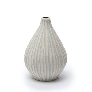 En sød lille vase fra svenske Lindform. Stil gerne kobe vase sammen med en eller to lidt mindre vaser.
