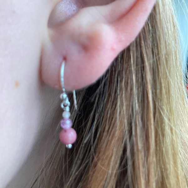 Sølv ørering med perler af rhodonit og zirkon